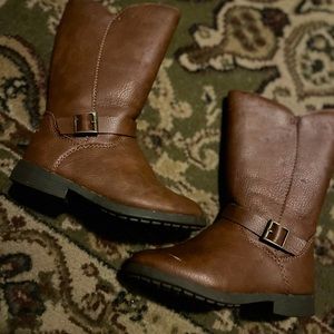 Girls size 10 Osh Kosh boots.